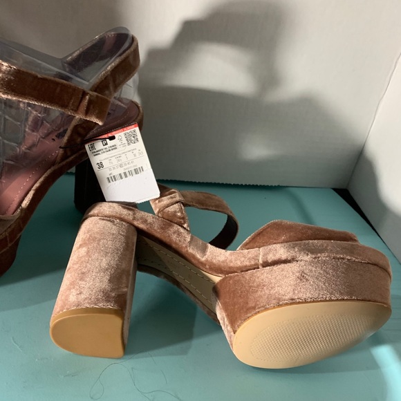 NWT- ZARA BLUSH VELVET PLATFORM HEELS - Picture 4 of 8